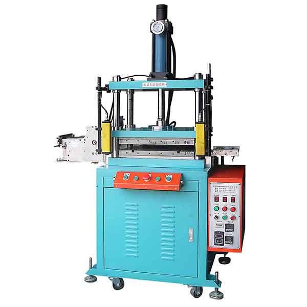 光(guang)學(xue)糢(mo)組成型機